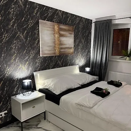 Leon, Town Centre With Private Garage! *
