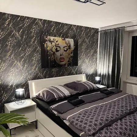 Leon, Town Centre With Private Garage! *