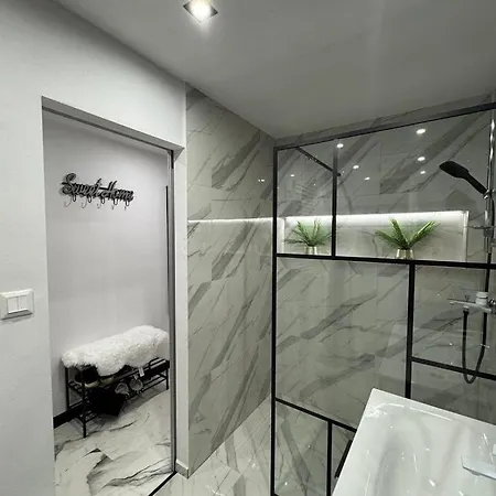 Leon, Town Centre With Private Garage! * Banská Bystrica