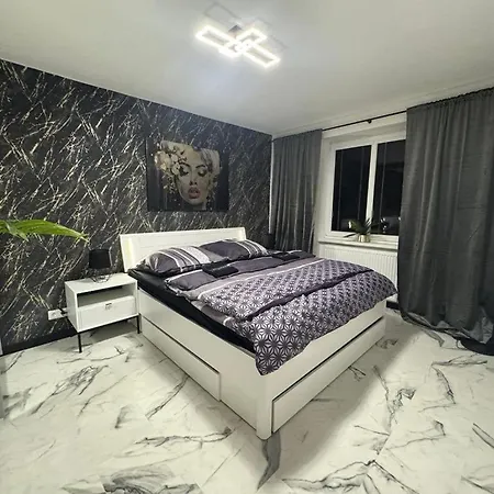 Leon, Town Centre With Private Garage!
